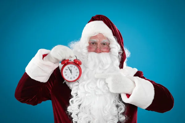 Papai Noel Segurando Despertador Fundo Azul Contagem Regressiva Natal — Fotografia de Stock