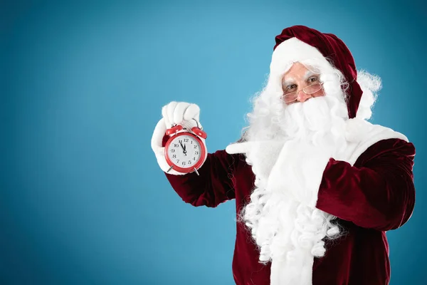 Santa Claus Sosteniendo Despertador Sobre Fondo Azul Espacio Para Texto — Foto de Stock