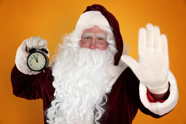 클로스가 노란색 배경에 시계를 있습니다 크리스마스 카운트 — 스톡 사진