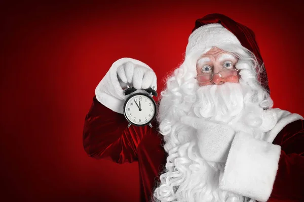 Santa Claus Sosteniendo Despertador Sobre Fondo Rojo Cuenta Atrás Navidad — Foto de Stock