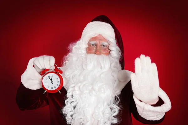 Santa Claus Sosteniendo Despertador Sobre Fondo Rojo Cuenta Atrás Navidad — Foto de Stock