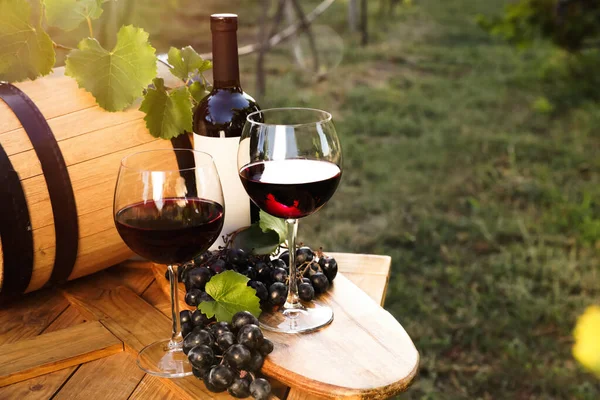 Composition Wine Ripe Grapes Wooden Table Vineyard — Stock Photo, Image