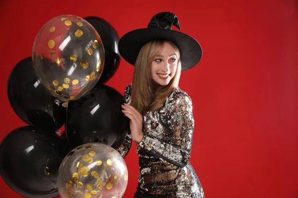 Mulher Bonita Traje Bruxa Com Balões Fundo Vermelho Festa Halloween — Fotografia de Stock