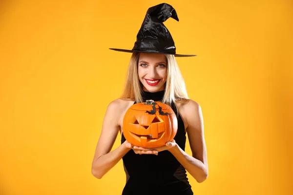 Krásná Žena Kostýmu Čarodějnice Jackem Lanternem Žlutém Pozadí Halloween Party — Stock fotografie