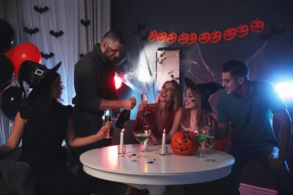 Grupa Przyjaciół Halloween Party Domu — Zdjęcie stockowe