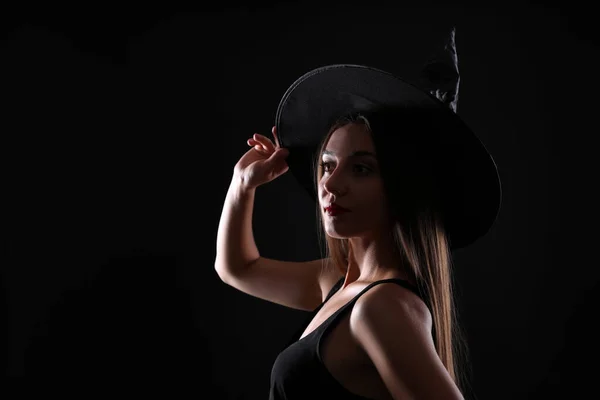 Jonge Vrouw Heksenkostuum Zwarte Achtergrond Ruimte Voor Tekst Halloween Feest — Stockfoto