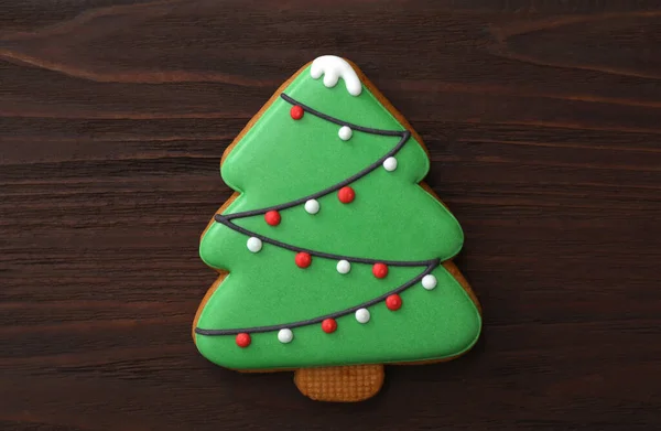 木制桌子上的圣诞树形饼干 顶部视图 — 图库照片