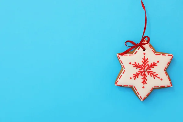 Galleta Navidad Forma Copo Nieve Sobre Fondo Azul Claro Vista —  Fotos de Stock