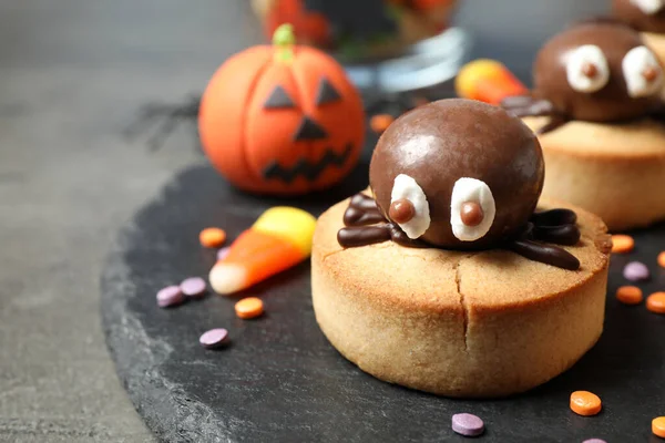 Смачне Печиво Шоколадними Павуками Сірому Столі Крупним Планом Святкування Хеллоуїна — стокове фото