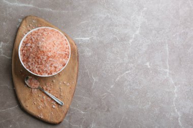 Pembe Himalaya tuzu gri masada, düz yerde. Metin için boşluk