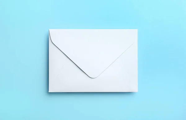 Witte Papieren Envelop Lichtblauwe Achtergrond Bovenaanzicht — Stockfoto