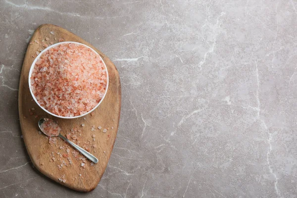 Pembe Himalaya Tuzu Gri Masada Düz Yerde Metin Için Boşluk — Stok fotoğraf