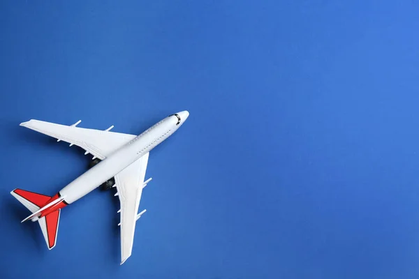 Avião Brinquedo Fundo Azul Vista Superior Espaço Para Texto — Fotografia de Stock