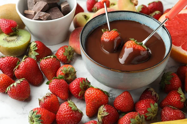 Fonduevorken Met Aardbeien Kom Van Gesmolten Chocolade Omringd Door Andere — Stockfoto