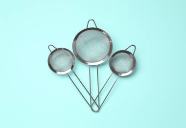 Turkuaz arka planda farklı kayganlaştırıcılar, düz yatış. Mutfak aletleri