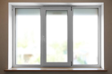 İçerisi boş, modern plastik pencere.