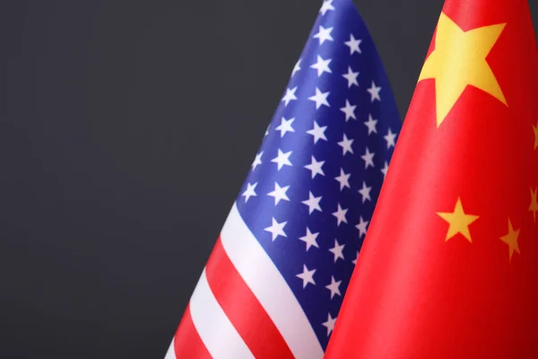Szoros Kilátás Usa Kína Zászlók Sötét Háttér Hely Szövegnek Nemzetközi — Stock Fotó