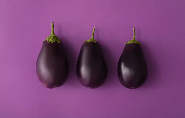 Rauwe Rijpe Aubergines Paarse Achtergrond Vlak Gelegd — Stockfoto