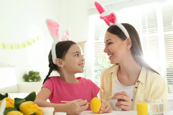 Glückliche Mutter Und Tochter Mit Hasenohren Stirnbändern Beim Bemalen Von — Stockfoto