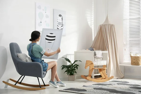 Decorador Con Cuadro Sentado Interior Habitación Infantil Diseño Interiores — Foto de Stock