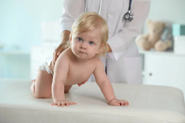 Kinderarts Onderzoekt Baby Het Ziekenhuis Gezondheidszorg — Stockfoto