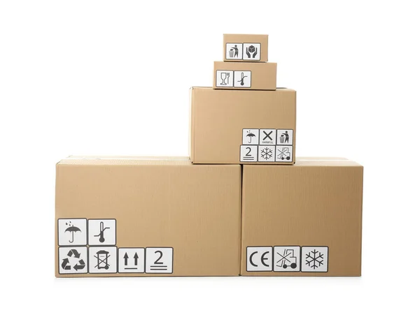 Stapelweise Kartons Mit Verschiedenen Verpackungssymbolen Auf Weißem Hintergrund Paketzustellung — Stockfoto