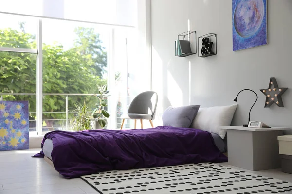 快適なベッドとスタイリッシュなデザイン要素と現代のティーネージャーの部屋のインテリア — ストック写真
