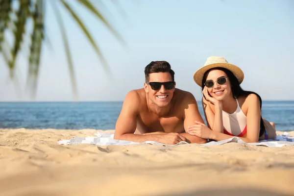 Pareja Feliz Descansando Playa Soleada Espacio Para Texto — Foto de Stock