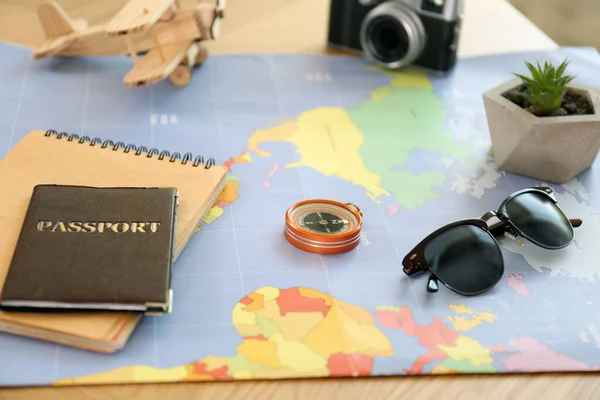 Zusammensetzung Mit Weltkarte Und Verschiedenen Gegenständen Auf Dem Tisch Reiseplanung — Stockfoto