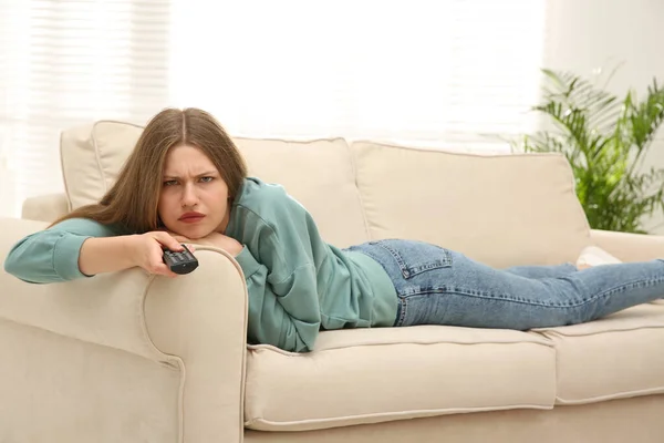 Mujer Joven Perezosa Viendo Televisión Sofá Casa — Foto de Stock