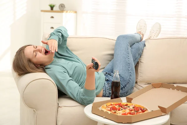 Τεμπέλα Νεαρή Γυναίκα Πίτσα Και Ποτό Βλέποντας Τηλεόραση Στο Σπίτι — Φωτογραφία Αρχείου