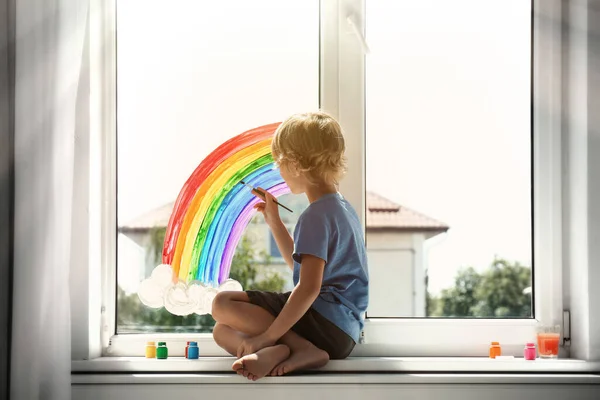 Мальчик Рисует Радугу Окне Помещении Концепция Stay Home — стоковое фото