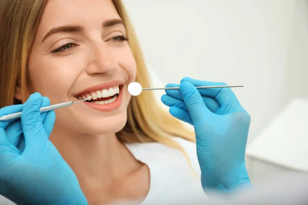 Médico Examinar Dentes Paciente Clínica Perto Odontologia Estética — Fotografia de Stock