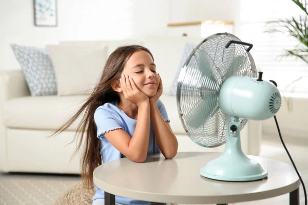 Menina Desfrutando Fluxo Ventilador Casa Calor Verão — Fotografia de Stock