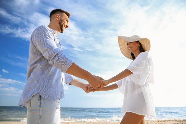 Glückliches Paar Händchen Haltend Strand Blick Den Niedrigen Winkel — Stockfoto