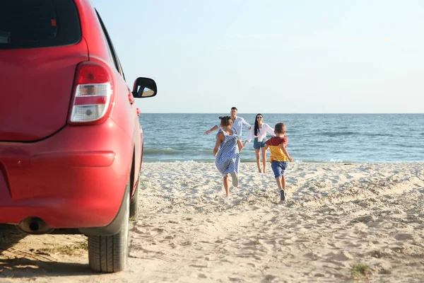 Kleine Kinder Rennen Sandstrand Ihren Eltern Sommerreise — Stockfoto