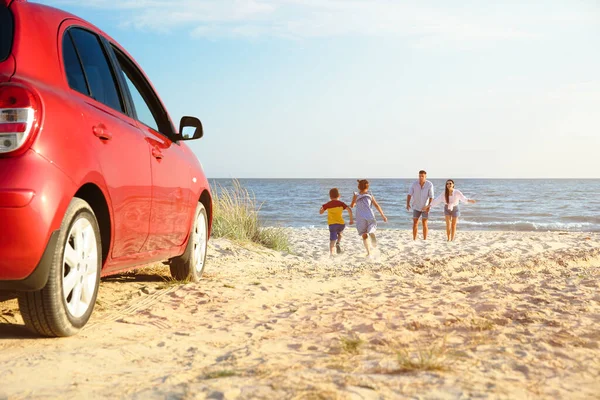 Les Petits Enfants Courent Vers Leurs Parents Sur Plage Sable — Photo