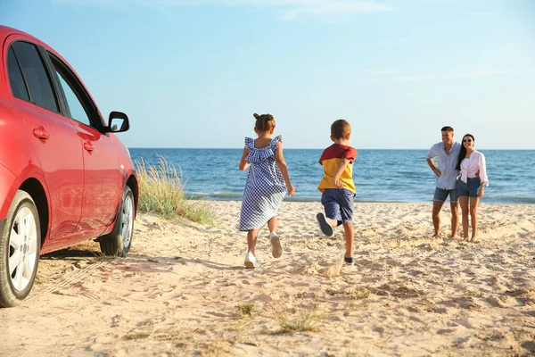 Kleine Kinder Rennen Sandstrand Ihren Eltern Sommerreise — Stockfoto