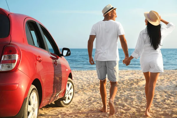 Glückliches Paar Beim Spazierengehen Sandstrand Rückansicht Sommerreise — Stockfoto