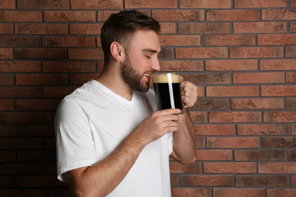 Knappe Man Met Koud Kvass Buurt Van Bakstenen Muur Traditioneel — Stockfoto