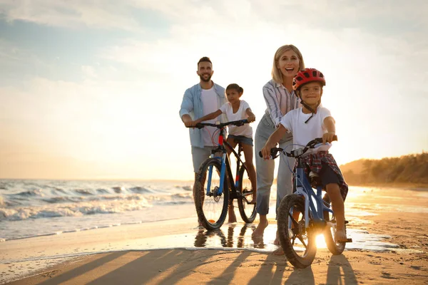 Des Parents Heureux Apprenant Aux Enfants Faire Vélo Sur Une — Photo