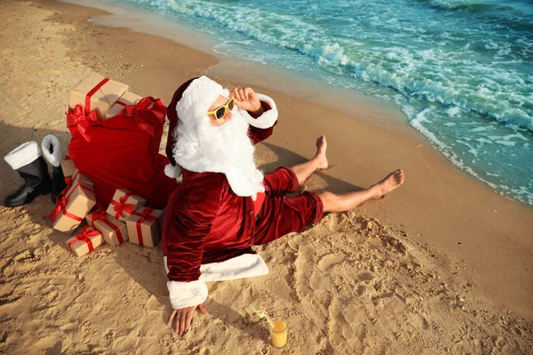 Święty Mikołaj Koktajlem Torbą Prezentów Relaks Plaży Święta Bożego Narodzenia — Zdjęcie stockowe
