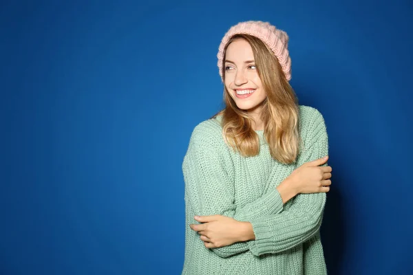 Jovem Feliz Vestindo Camisola Quente Chapéu Malha Fundo Azul — Fotografia de Stock