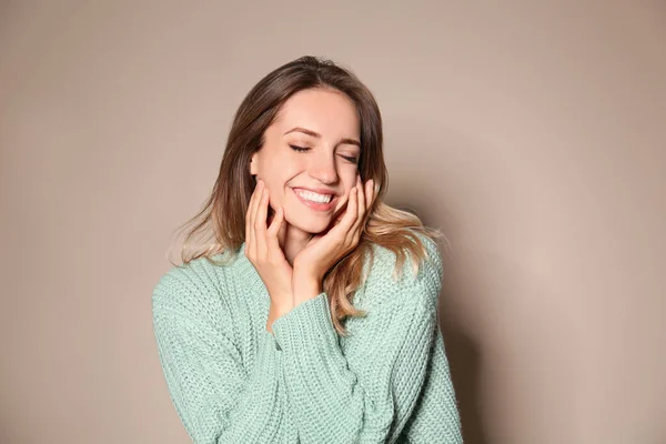 Mujer Joven Feliz Vistiendo Suéter Caliente Sobre Fondo Beige —  Fotos de Stock