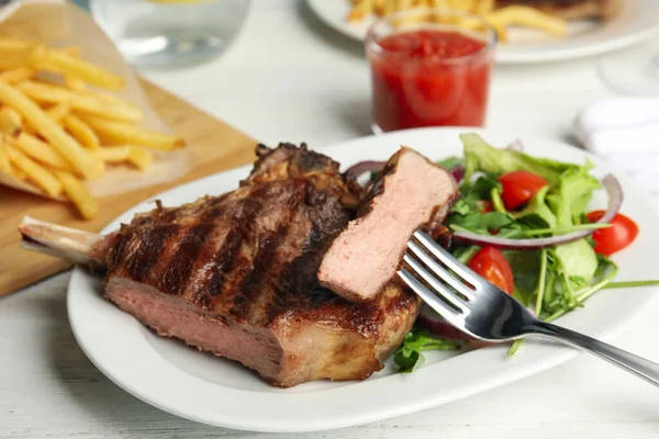 Gegrilde Biefstuk Met Verse Salade Witte Tafel Close — Stockfoto