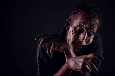 Karanlık arka planda korkunç bir zombi, mesaj için yer var. Cadılar Bayramı canavarı