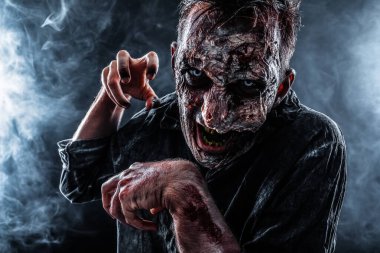Karanlık arka planda korkunç bir zombi. Cadılar Bayramı canavarı