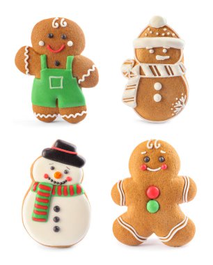Beyaz arka planda farklı Noel şekilli kurabiyeler.