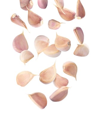 Beyaz arka planda bir sürü sarımsak karanfili düşüyor