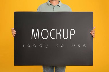 Siyah posterli bir adam sarı arkaplanda kullanılmaya hazır metin, yakın plan